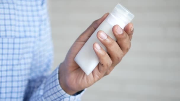 Man Hand Hold Cream Container — Stock Video