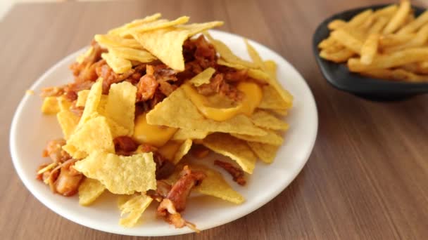 Kukuřičné Chipsy Nachos Smaženým Masem Stole — Stock video