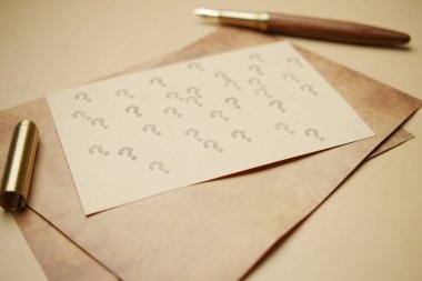 Ofis masasındaki kağıttaki soru işaretinin yüksek açılı görünümü.