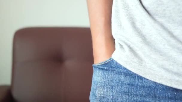 Młody Człowiek Pokazuje Puste Kieszenie Spodni Miejsca Kopiowania — Wideo stockowe