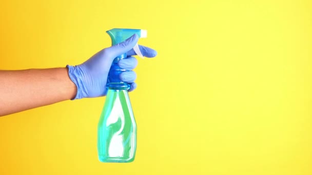Hand Blauen Gummihandschuhen Mit Sprühflasche Und Kopierraum Ansicht Von Oben — Stockvideo