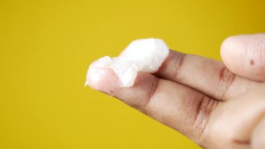  Yağ jölesi kullanarak insan elini kapat. .