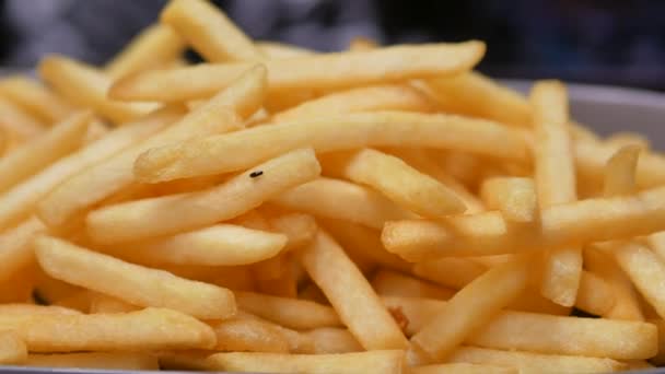 Λεπτομέρεια Shot Του French Fries Στο Τραπέζι — Αρχείο Βίντεο