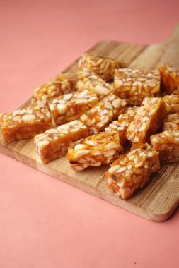 fıstıklar masada tatlı şekerler .