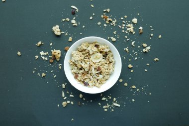 Ev yapımı Musli, siyah bir kasede