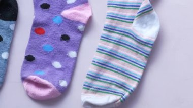 Masada çok renkli çocuk çorapları .