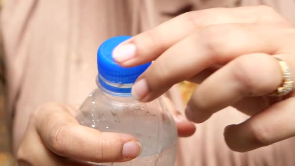 Женщины Открывают Крышку Бутылки Водой — стоковое видео