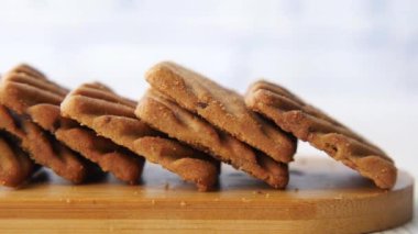 Beyaz arka planda pişen çikolata kreması yığını ,