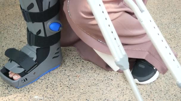 Las Mujeres Pies Rotos Con Una Bota Plástico Gris Tobillo — Vídeo de stock
