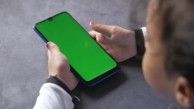 Masada akıllı telefon kullanan kız çocuğunun düz kompozisyonu .