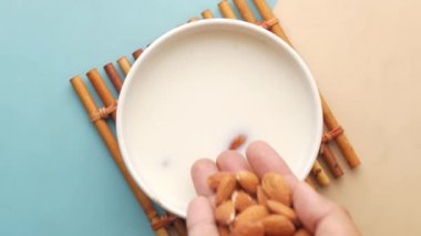  Badem fıstığı ve süt masanın üstünde..