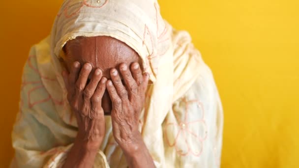 Wanita Senior Batuk Dan Bersin — Stok Video