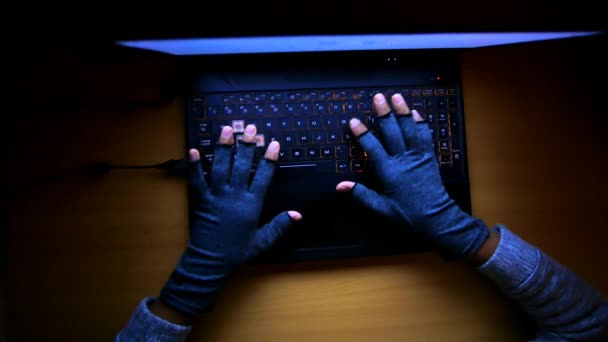 Hacker Kézzel Lopás Adatok Laptop Tetejéről Lefelé — Stock videók