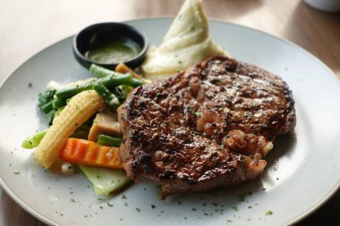 Biftek ve sebze tabağında et. .