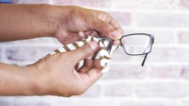 Peçeteli gözlük temizleme. .