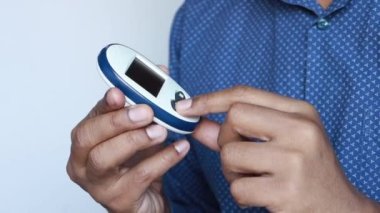 Delikanlılar evlerinde glikoz seviyesini elle ölçerler..