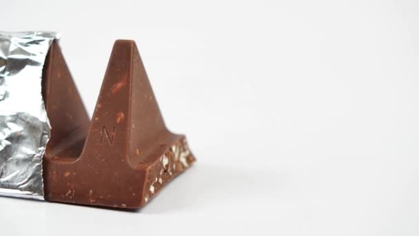 白い背景のパケットにダークチョコレート — ストック動画