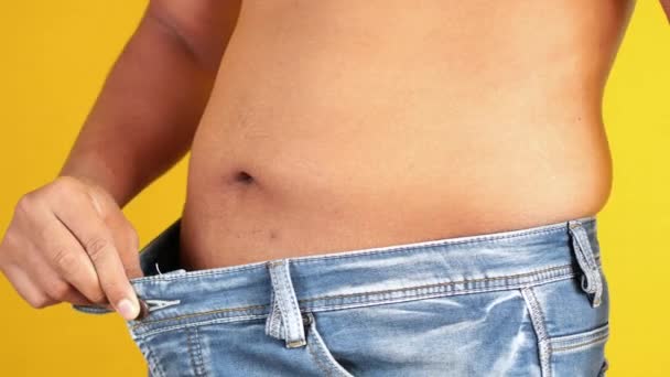Mannen Zetten Jeans Het Tonen Van Gewichtsverlies — Stockvideo
