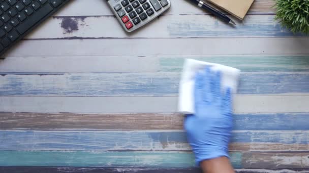 手拿着蓝色橡胶手套用毛巾擦拭桌子 — 图库视频影像