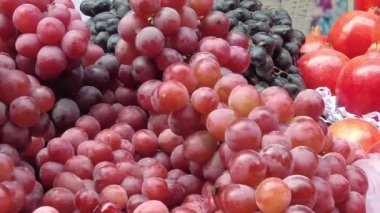 fresh grape fruit displaying at local sore 
