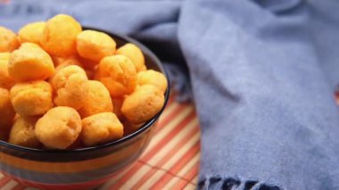 Ahşap zemin üzerinde patates cipsi olan bir kase. 