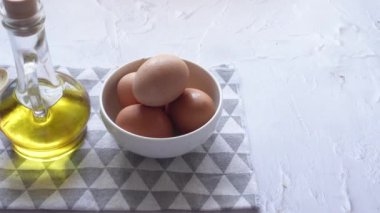 Yumurtaları bir kaseye koy.