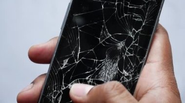 Kırık akıllı telefonu tutan adama yakın dur.