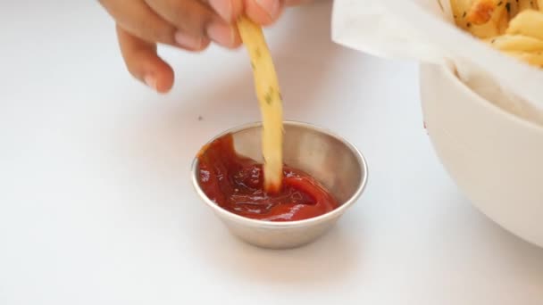 Λεπτομέρεια Shot Του French Fries Στο Τραπέζι — Αρχείο Βίντεο