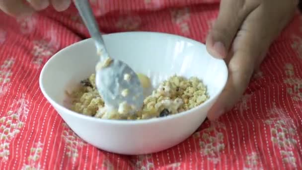 Wanita Mencampur Musli Dengan Yogurt Dalam Mangkuk — Stok Video