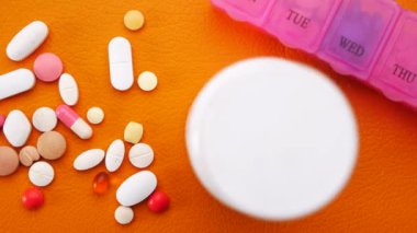 Seçici odaklanma. Pek çok renkli hap ve kapsülü kapat .