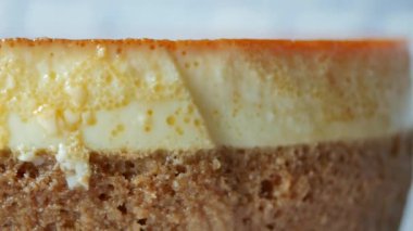  Masadaki tabakta karamel kremalı puding. ,