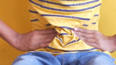 Çocuk mide ağrısı çekiyor. Yaklaş..,