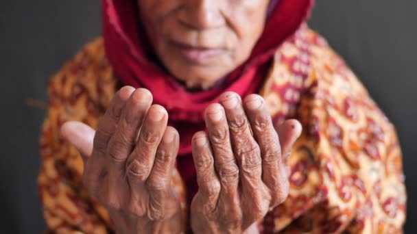 Zbliżenie Starszych Kobiet Modlących Się Ramadan — Wideo stockowe