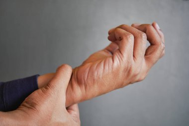 Acı çeken adam yaklaş. .