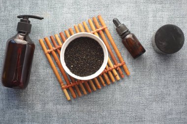 Masadaki kavanozda yağlı kaşık üzerindeki siyah kimyon.