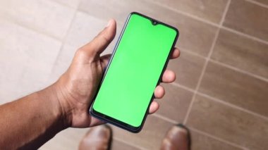 Akıllı telefon kullanarak genç adamın elini kapat.