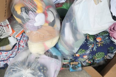 Bağışlanan eşyaları büyük bir konteynıra atmışlar. ,