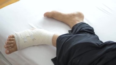 Ayakları bandajlı kadın, yakın plan. ,