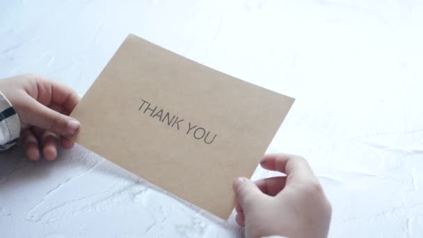 Mão Criança Segurando Carta Agradecimento Mesa — Vídeo de Stock