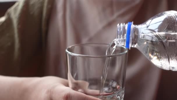 Versando Acqua Bicchiere Sul Tavolo — Video Stock