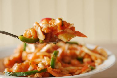 Masadaki tabakta fındık salatası ,