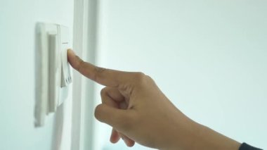 Işık düğmesini açan bir parmak