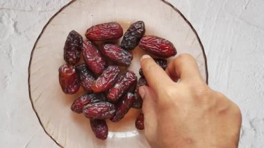 Masadaki pek çok hurma meyvesini kapat .