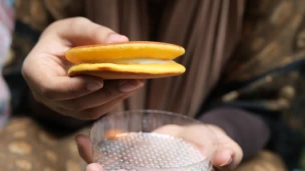 Women Holding Pancake Plastic Box Outdoor — Videoclip de stoc