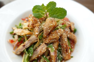 Masadaki kasede Sezar Salatası