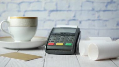 POS makinesi ve mavi üzerine uzun rulo kağıt