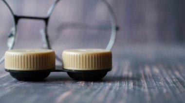 Masadaki kontak lens ve gözlük camını kapat .,