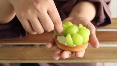 grape cheesecake made of vanilla cream cookies crumbs.