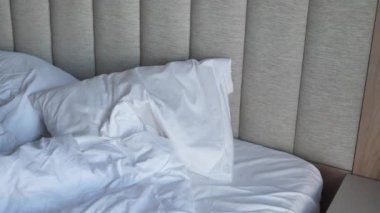 Sabahın köründe dağınık yatak, uyandıktan sonra dağınık yatak. .