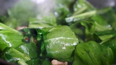 Masada taze ıspanak yaprakları